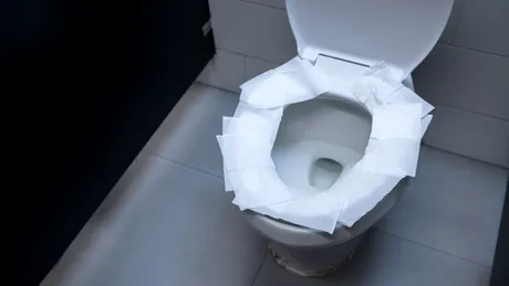 Acoperirea capacului de WC nu te protejează de bacterii și germeni. Cum eviți infecțiile din toaletele publice