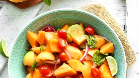 Salată de roşii cu pepene galben, ananas, castraveţi, ceapă şi mentă