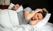 Sforăitul: cum să îl reduci dacă ai nasul înfundat, alergii sau dormi pe spate