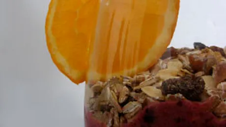 Smoothie din fructe de padure si banane - portia de hrana vie de la CSID