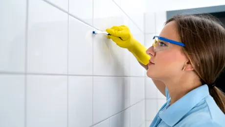 Cum să ai rosturile ca noi în baie. 10 trucuri simple care chiar funcționează